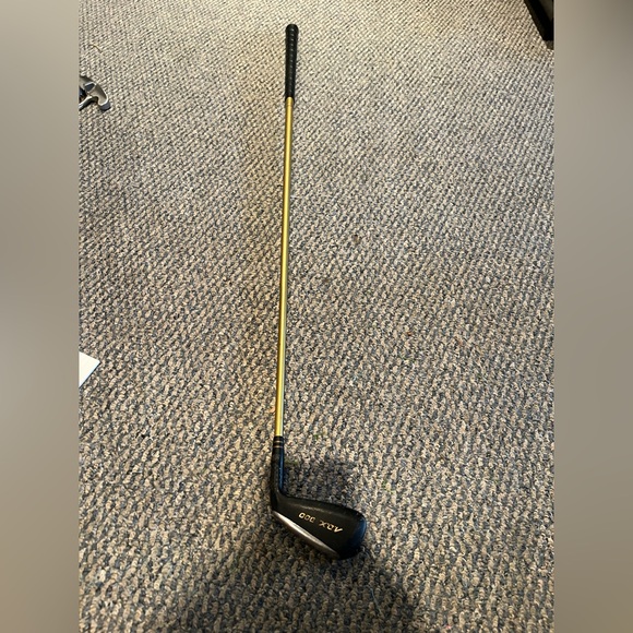 MENS RH YONEX Golf #3 iron
Stiff Flex Graphite
See all my golf listings! - Picture 3 of 5